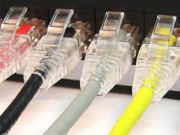 Na cava na vuna e vakadewataki kina na fiber optic Ethernet